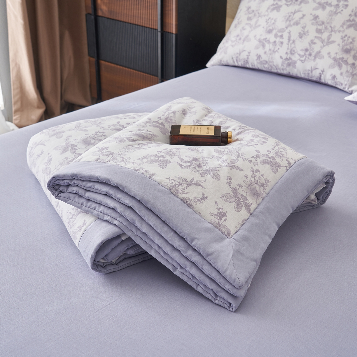 91家纺网 家纺一手货源 找家纺 晨曦家纺 2026新款全棉双层纱夏被四件套复古纯棉中国风夏凉被 紫雾花野