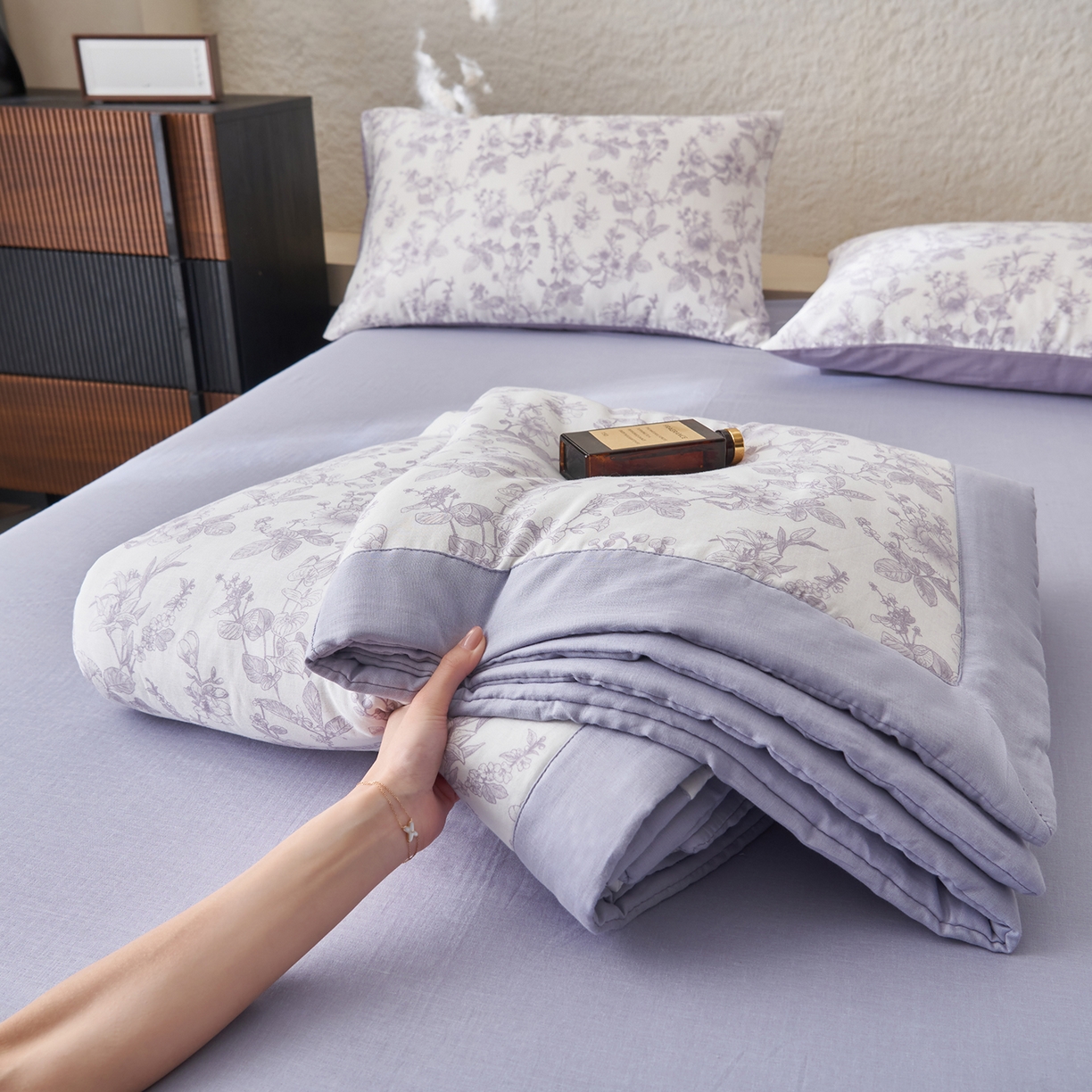 91家纺网 家纺一手货源 找家纺 晨曦家纺 2026新款全棉双层纱夏被四件套复古纯棉中国风夏凉被 紫雾花野