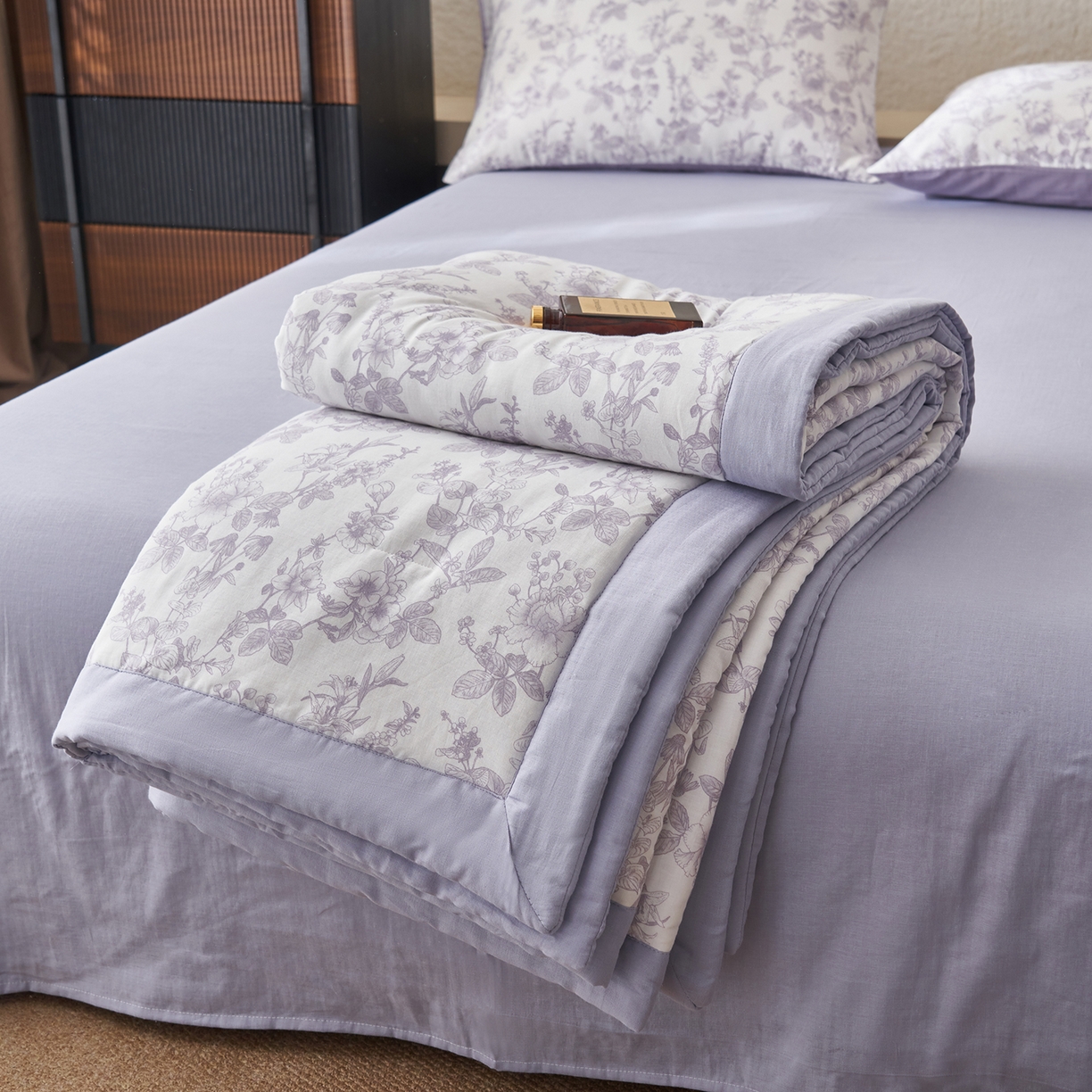 91家纺网 家纺一手货源 找家纺 晨曦家纺 2026新款全棉双层纱夏被四件套复古纯棉中国风夏凉被 紫雾花野