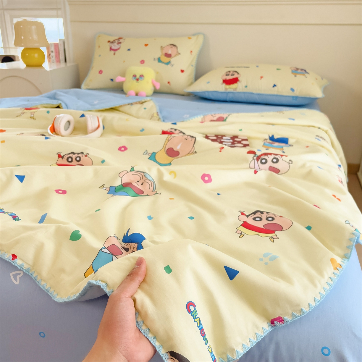 91家纺网 家纺一手货源 找家纺 兄弟坊 2026新款正版授权卡通全棉13370印花夏被夏凉被儿童被 夏被四件套 蜡笔小伙伴