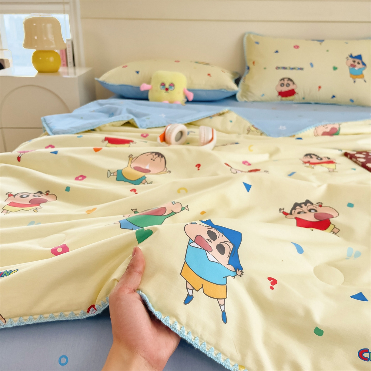 91家纺网 家纺一手货源 找家纺 兄弟坊 2026新款正版授权卡通全棉13370印花夏被夏凉被儿童被 夏被四件套 蜡笔小伙伴