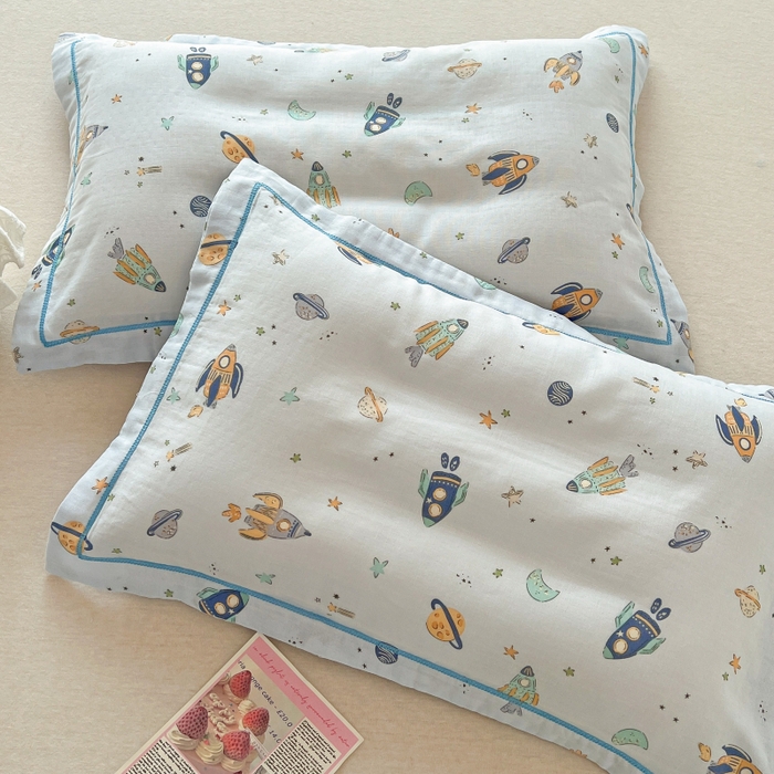 91家纺网 家纺一手货源 找家纺 百寐 2026新款母婴A类双层棉纱枕套婴幼儿卡通宝宝枕套子母信封枕套 太空旅行