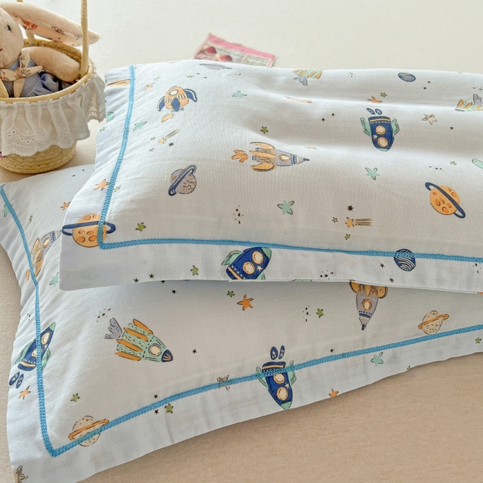 91家纺网 家纺一手货源 找家纺 百寐 2026新款母婴A类双层棉纱枕套婴幼儿卡通宝宝枕套子母信封枕套 太空旅行