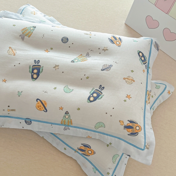 91家纺网 家纺一手货源 找家纺 百寐 2026新款母婴A类双层棉纱枕套婴幼儿卡通宝宝枕套子母信封枕套 太空旅行