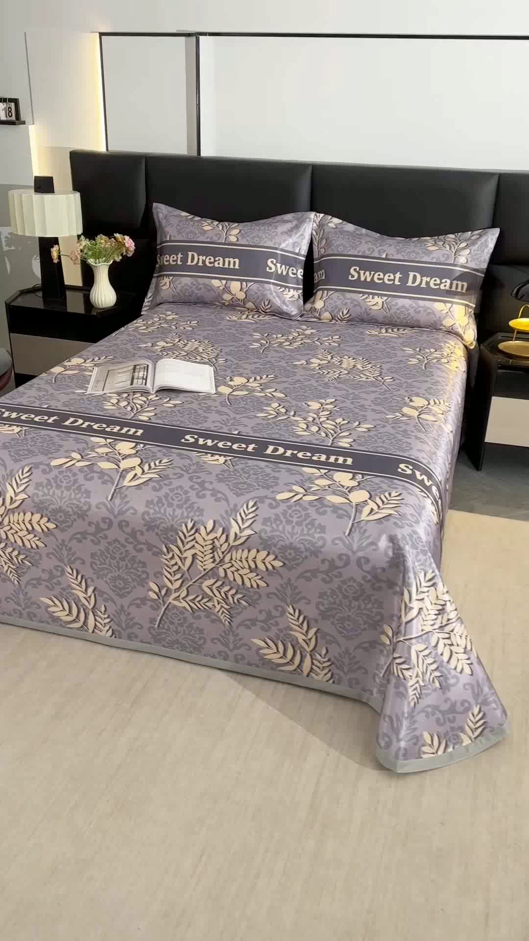 91家纺网 家纺一手货源 找家纺 绒品壹家家纺 2026新款立体数码印花凉感丝冰丝席软凉席席子三件套 发财树 灰