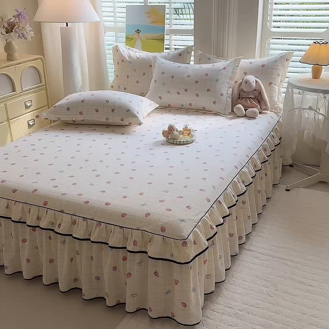 91家纺网 家纺一手货源 找家纺 优家居 2026新款A类水洗棉床裙单件三件套皱皱纱韩版公主风花边床罩直播爆款外贸定制 莓好时光