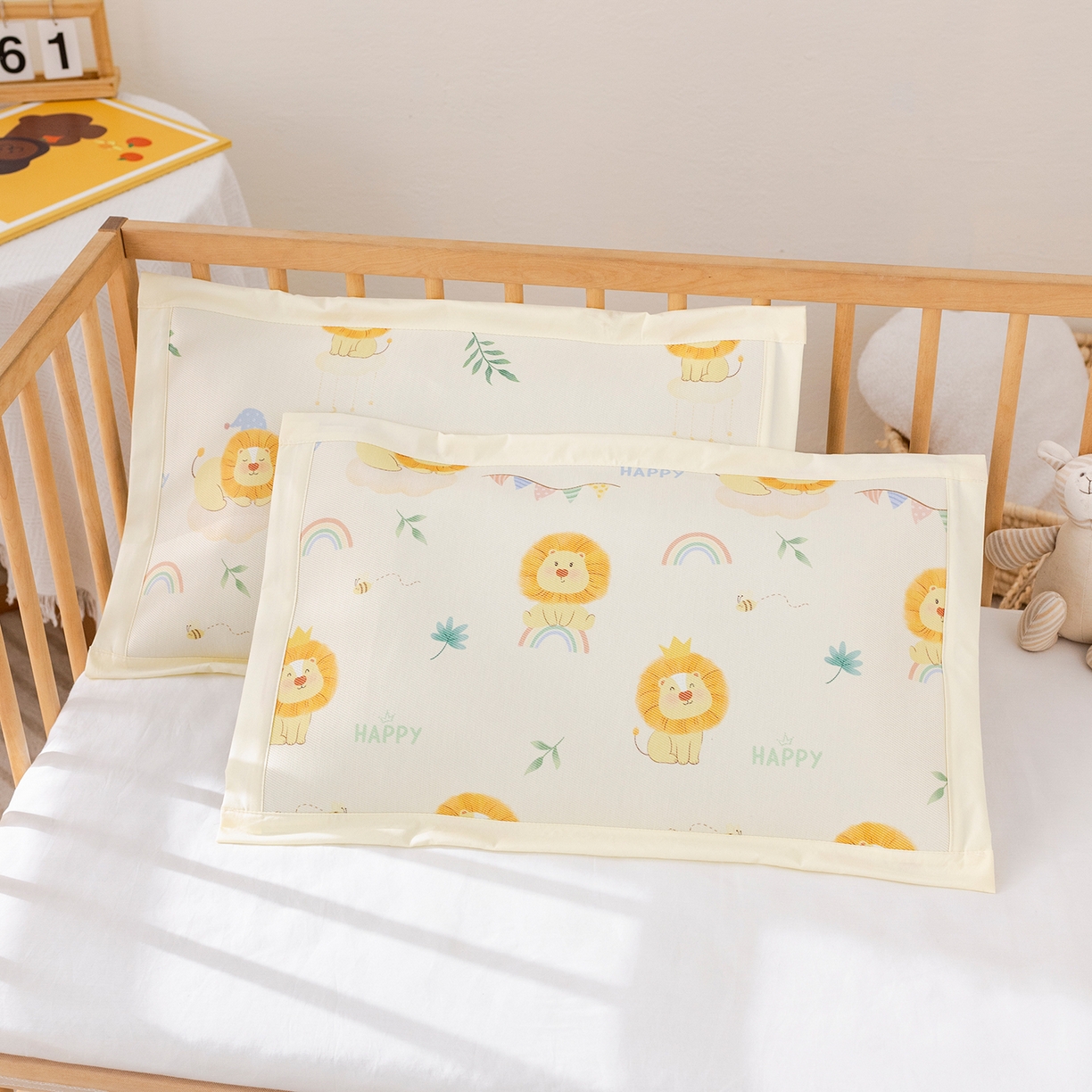 91家纺网 家纺一手货源 找家纺 荷马之梦 2026新款A类母婴原创卡通冰丝儿童枕套 萌狮派对