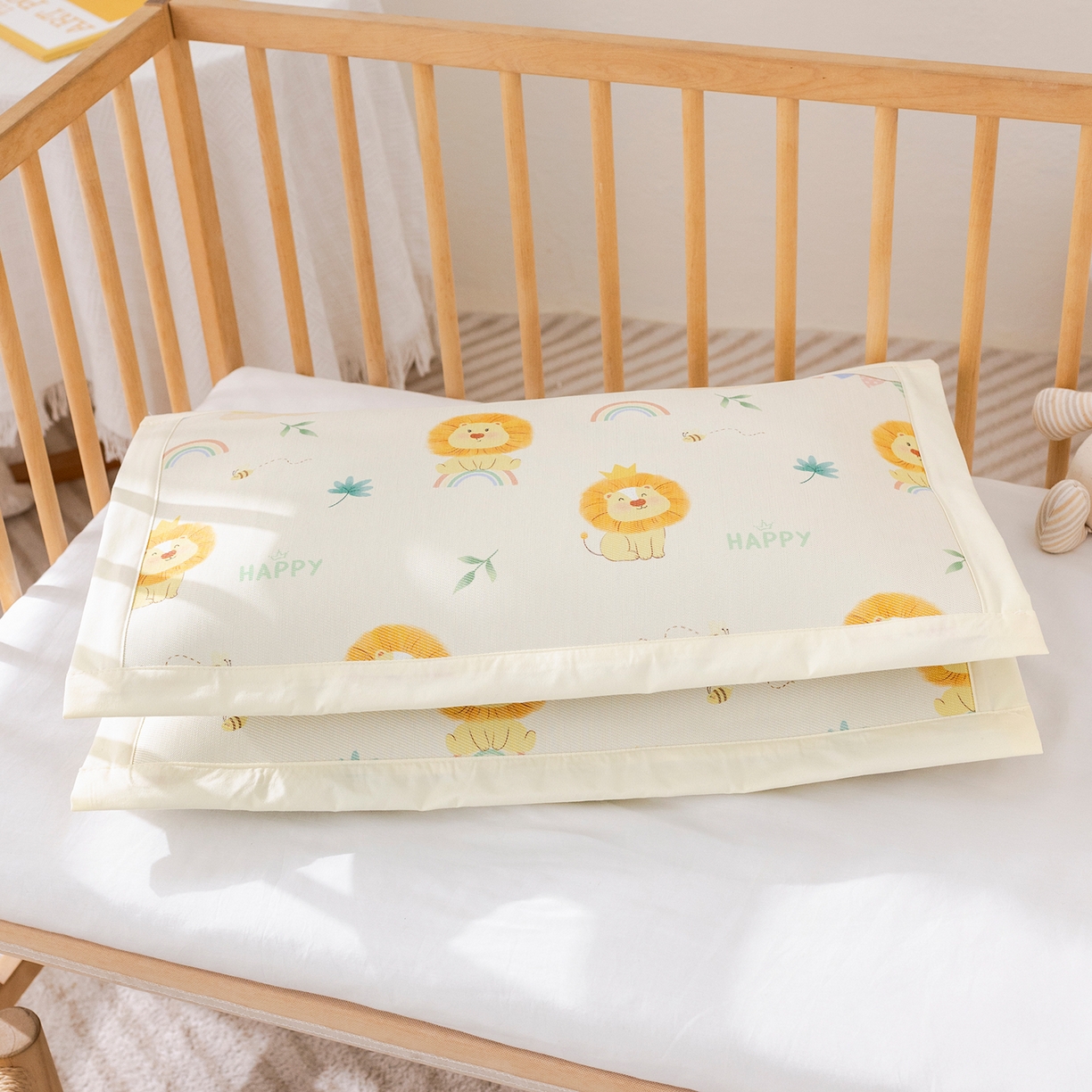 91家纺网 家纺一手货源 找家纺 荷马之梦 2026新款A类母婴原创卡通冰丝儿童枕套 萌狮派对