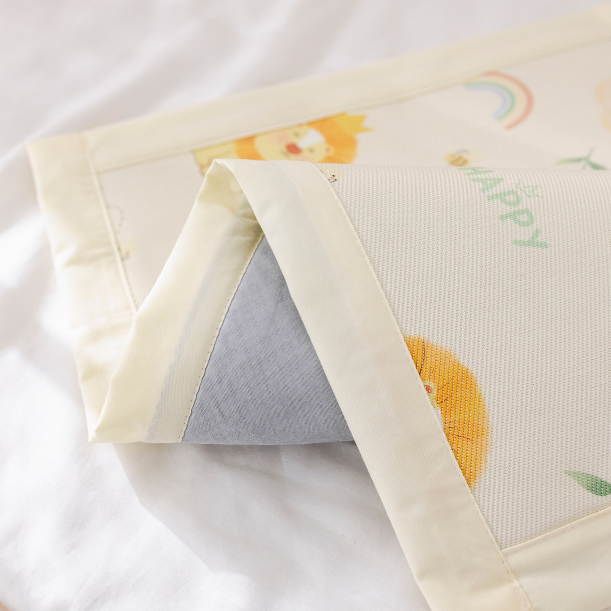 91家纺网 家纺一手货源 找家纺 荷马之梦 2026新款A类母婴原创卡通冰丝儿童枕套 萌狮派对