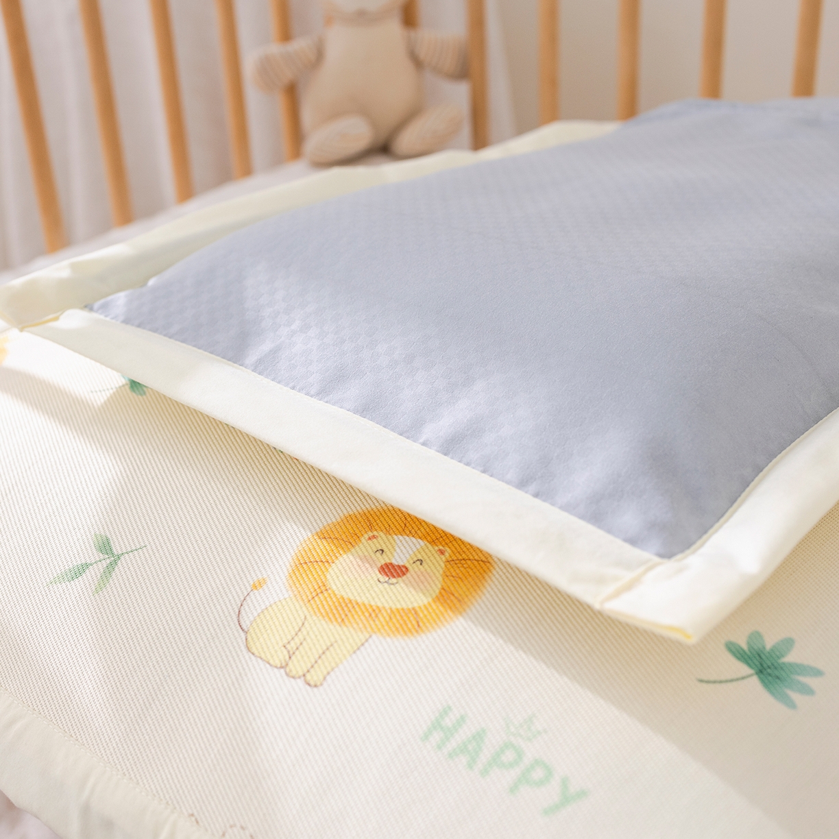 91家纺网 家纺一手货源 找家纺 荷马之梦 2026新款A类母婴原创卡通冰丝儿童枕套 萌狮派对