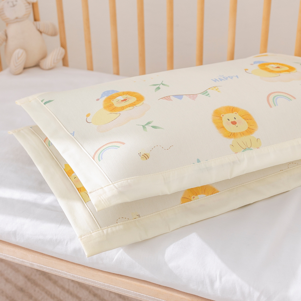 91家纺网 家纺一手货源 找家纺 荷马之梦 2026新款A类母婴原创卡通冰丝儿童枕套 萌狮派对