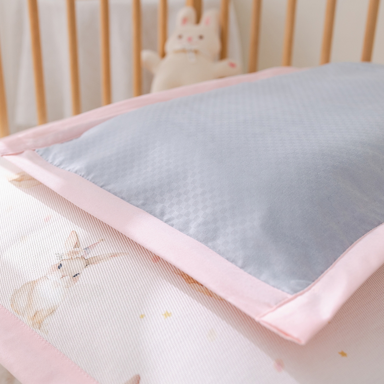 91家纺网 家纺一手货源 找家纺 荷马之梦 2026新款A类母婴原创卡通冰丝儿童枕套 天使小兔