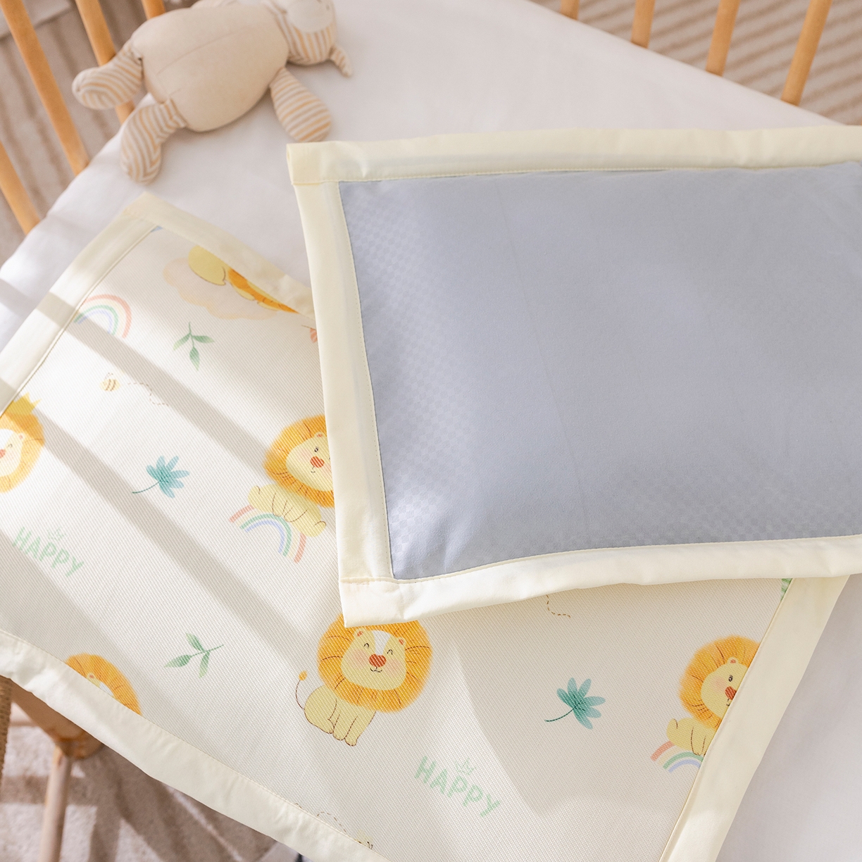 91家纺网 家纺一手货源 找家纺 荷马之梦 2026新款A类母婴原创卡通冰丝儿童枕套 萌狮派对