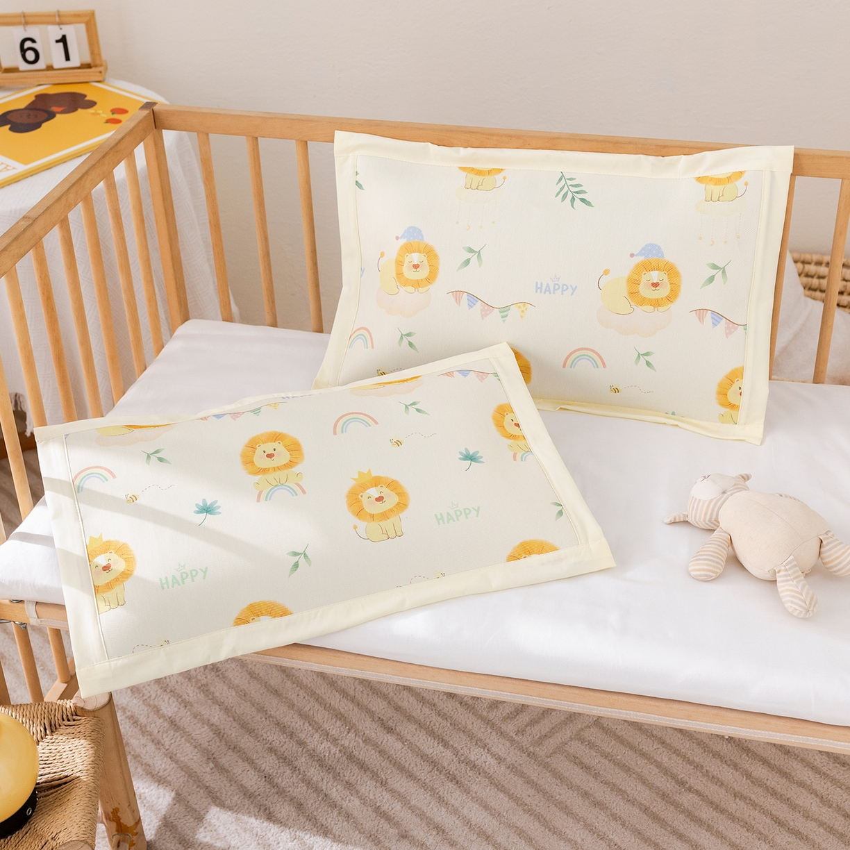 91家纺网 家纺一手货源 找家纺 荷马之梦 2026新款A类母婴原创卡通冰丝儿童枕套 萌狮派对