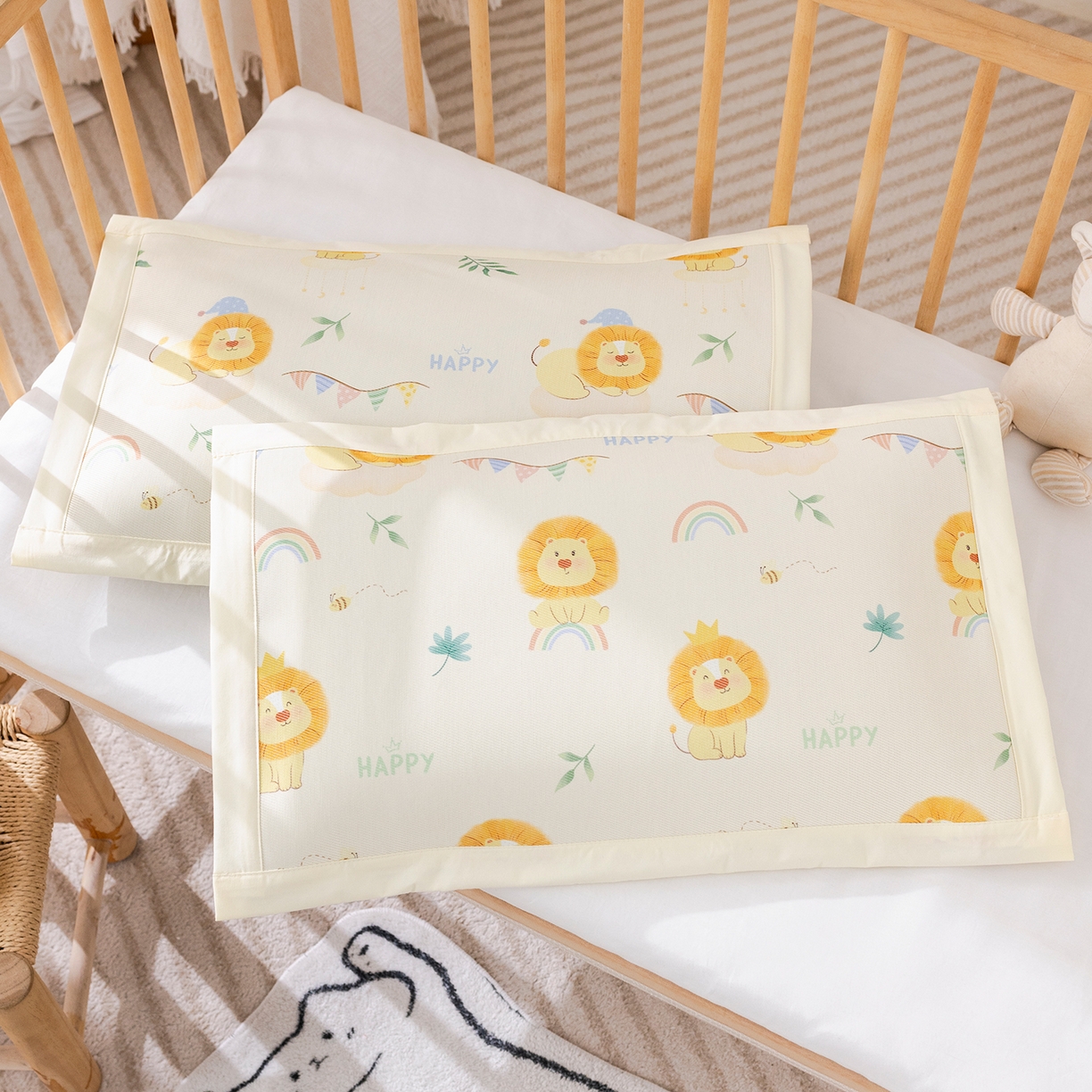 91家纺网 家纺一手货源 找家纺 荷马之梦 2026新款A类母婴原创卡通冰丝儿童枕套 萌狮派对