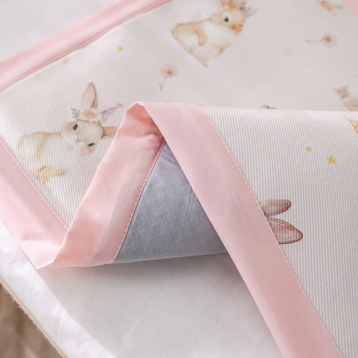 91家纺网 家纺一手货源 找家纺 荷马之梦 2026新款A类母婴原创卡通冰丝儿童枕套 天使小兔