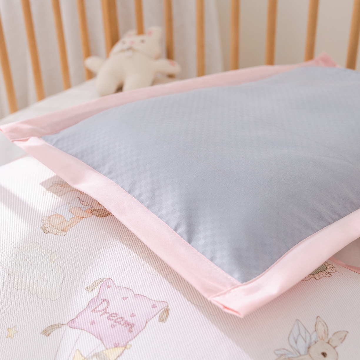 91家纺网 家纺一手货源 找家纺 荷马之梦 2026新款A类母婴原创卡通冰丝儿童枕套 甜屿绮梦