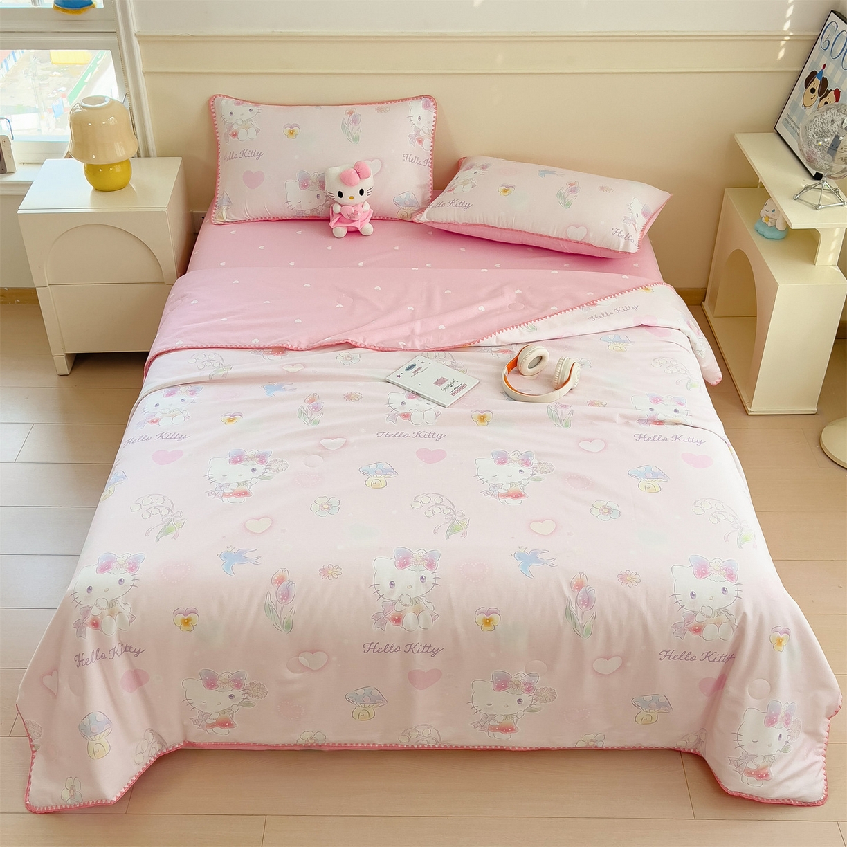 91家纺网 家纺一手货源 找家纺 兄弟坊 2026新款正版授权卡通全棉13370印花夏被夏凉被儿童被 夏被四件套 粉雾凯蒂猫