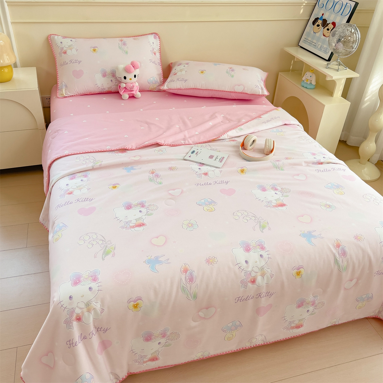 91家纺网 家纺一手货源 找家纺 兄弟坊 2026新款正版授权卡通全棉13370印花夏被夏凉被儿童被 夏被四件套 粉雾凯蒂猫