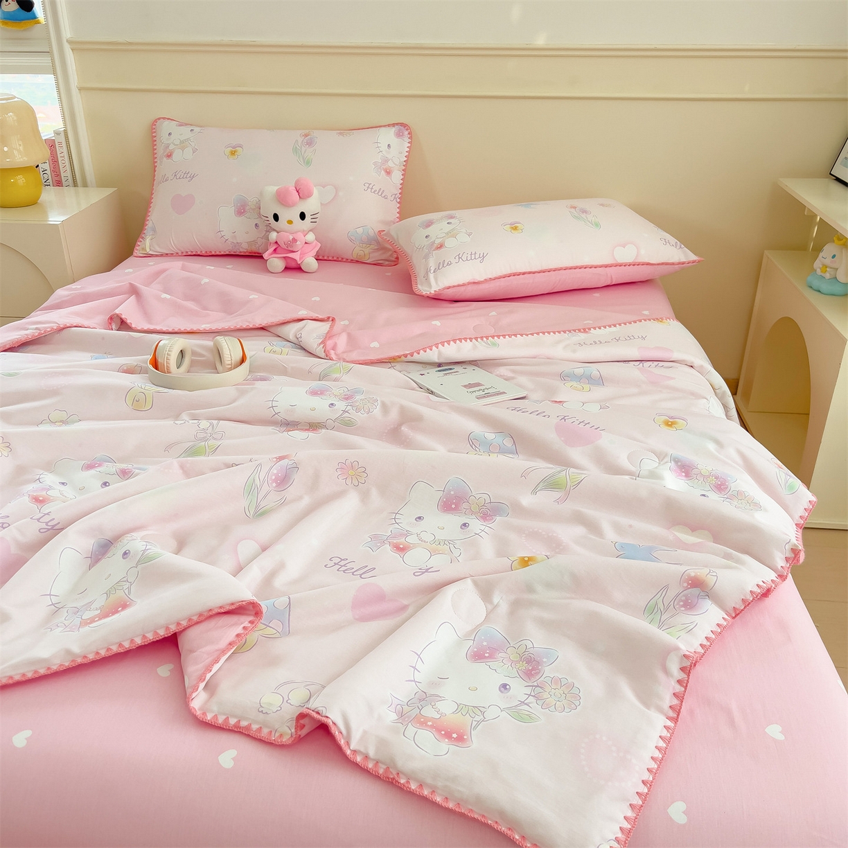 91家纺网 家纺一手货源 找家纺 兄弟坊 2026新款正版授权卡通全棉13370印花夏被夏凉被儿童被 夏被四件套 粉雾凯蒂猫