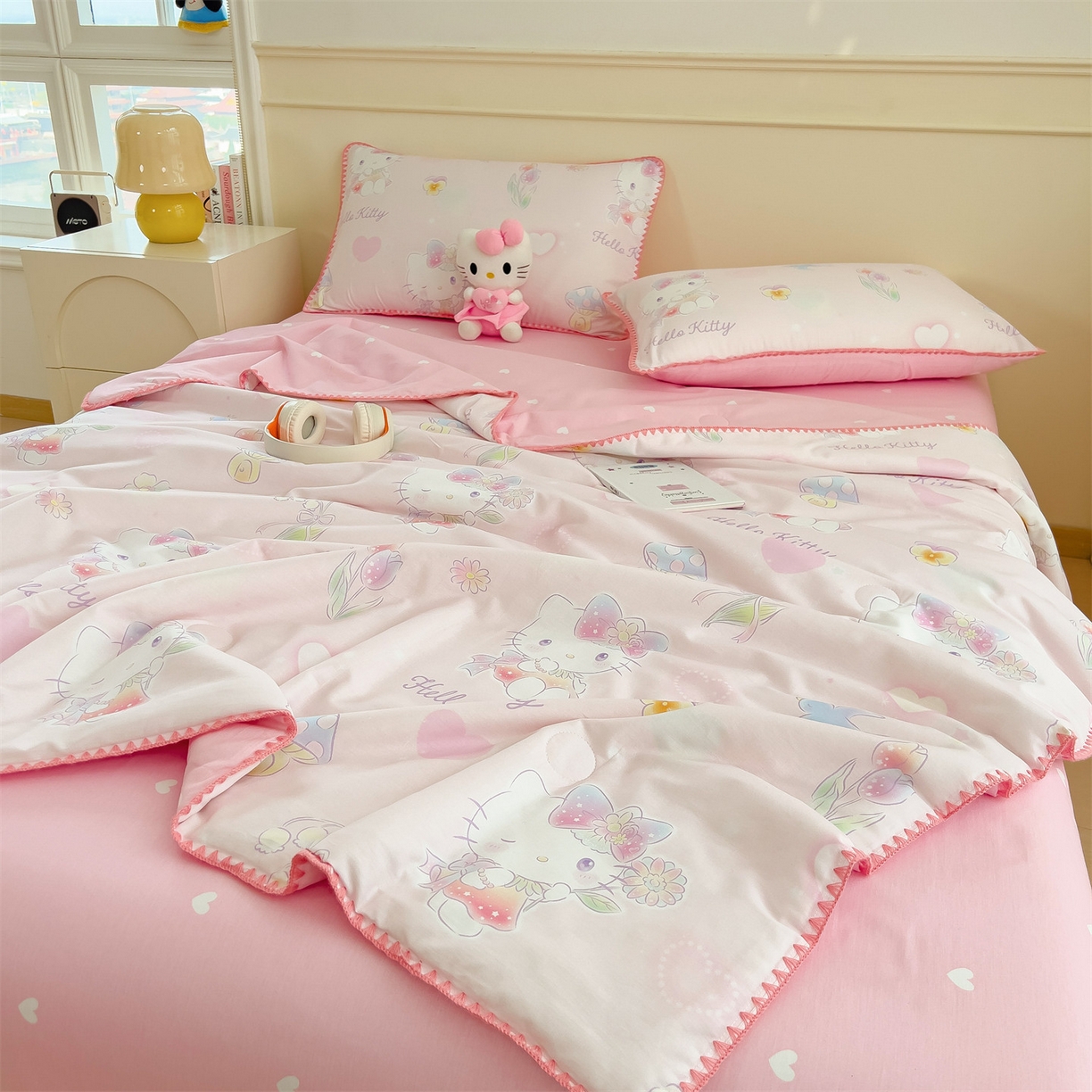 91家纺网 家纺一手货源 找家纺 兄弟坊 2026新款正版授权卡通全棉13370印花夏被夏凉被儿童被 夏被四件套 粉雾凯蒂猫