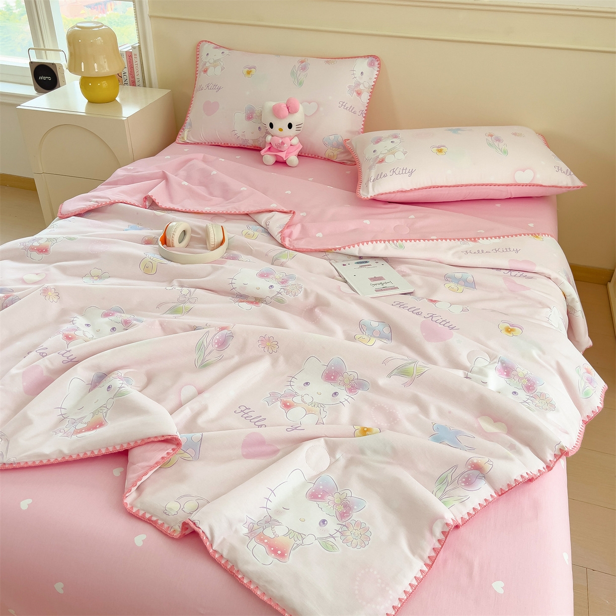 91家纺网 家纺一手货源 找家纺 兄弟坊 2026新款正版授权卡通全棉13370印花夏被夏凉被儿童被 夏被四件套 粉雾凯蒂猫