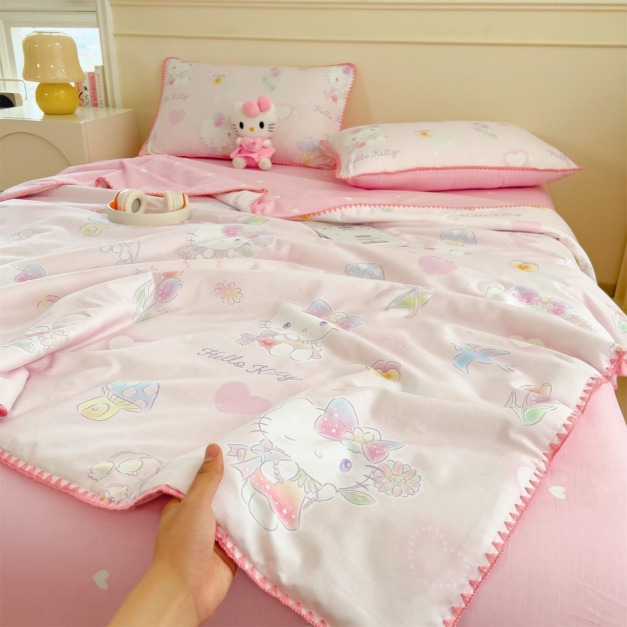 91家纺网 家纺一手货源 找家纺 兄弟坊 2026新款正版授权卡通全棉13370印花夏被夏凉被儿童被 夏被四件套 粉雾凯蒂猫