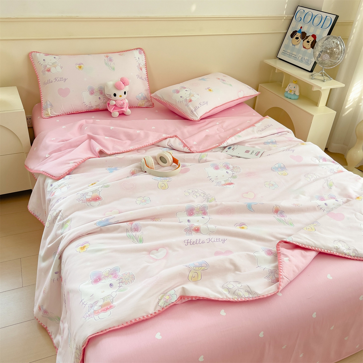 91家纺网 家纺一手货源 找家纺 兄弟坊 2026新款正版授权卡通全棉13370印花夏被夏凉被儿童被 夏被四件套 粉雾凯蒂猫