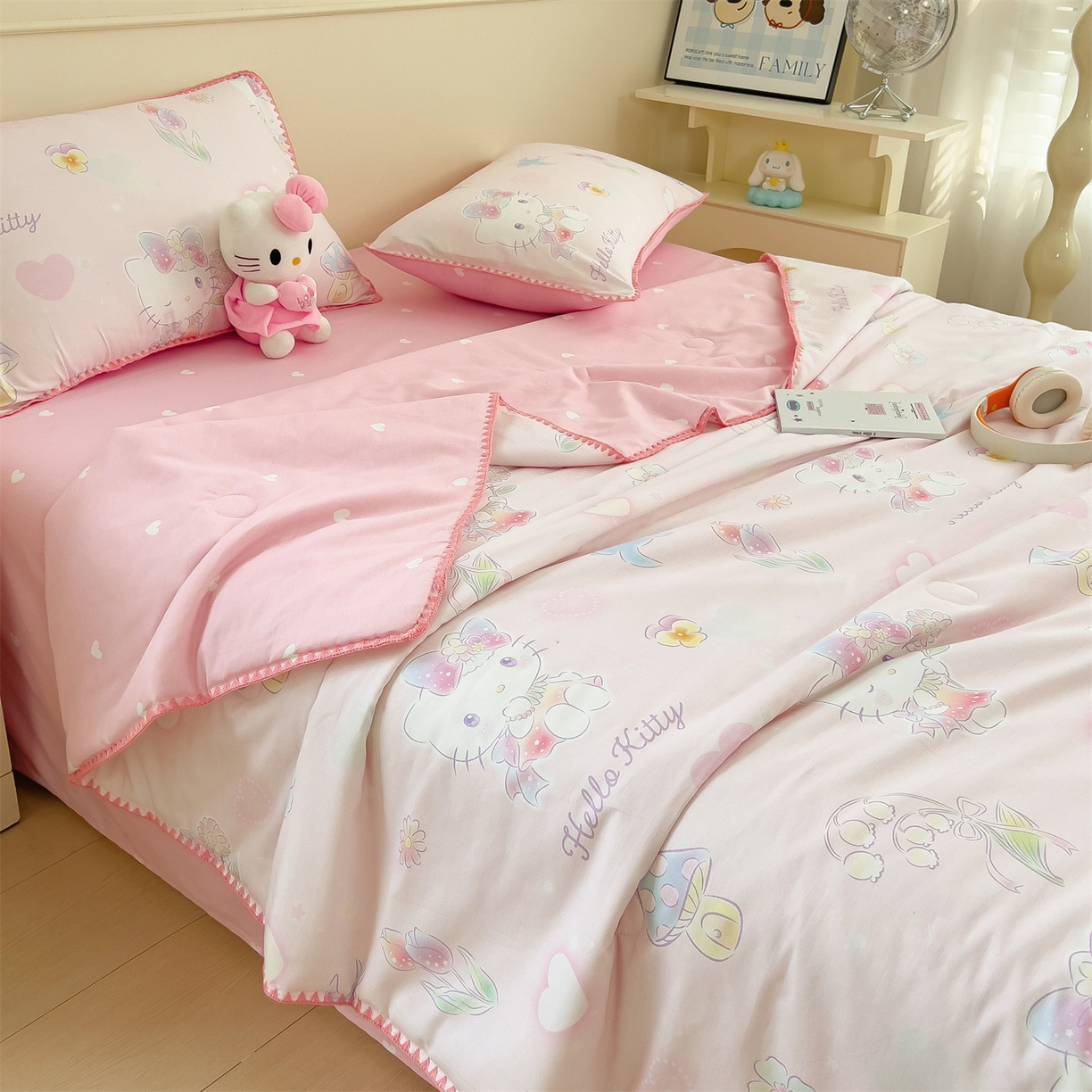 91家纺网 家纺一手货源 找家纺 兄弟坊 2026新款正版授权卡通全棉13370印花夏被夏凉被儿童被 夏被四件套 粉雾凯蒂猫
