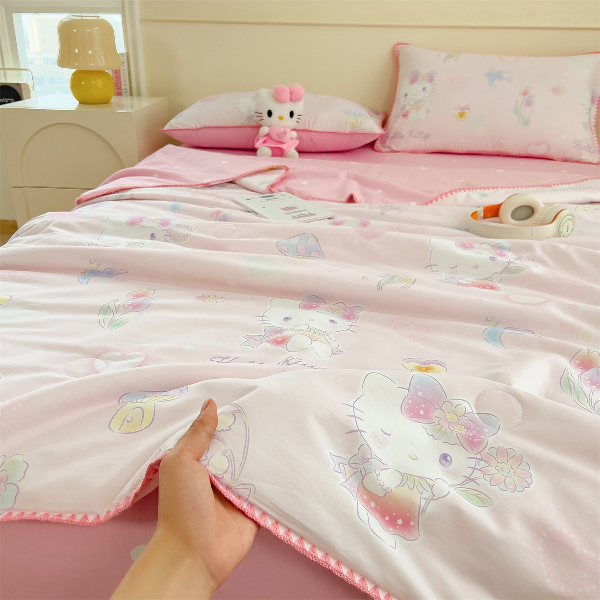 91家纺网 家纺一手货源 找家纺 兄弟坊 2026新款正版授权卡通全棉13370印花夏被夏凉被儿童被 夏被四件套 粉雾凯蒂猫