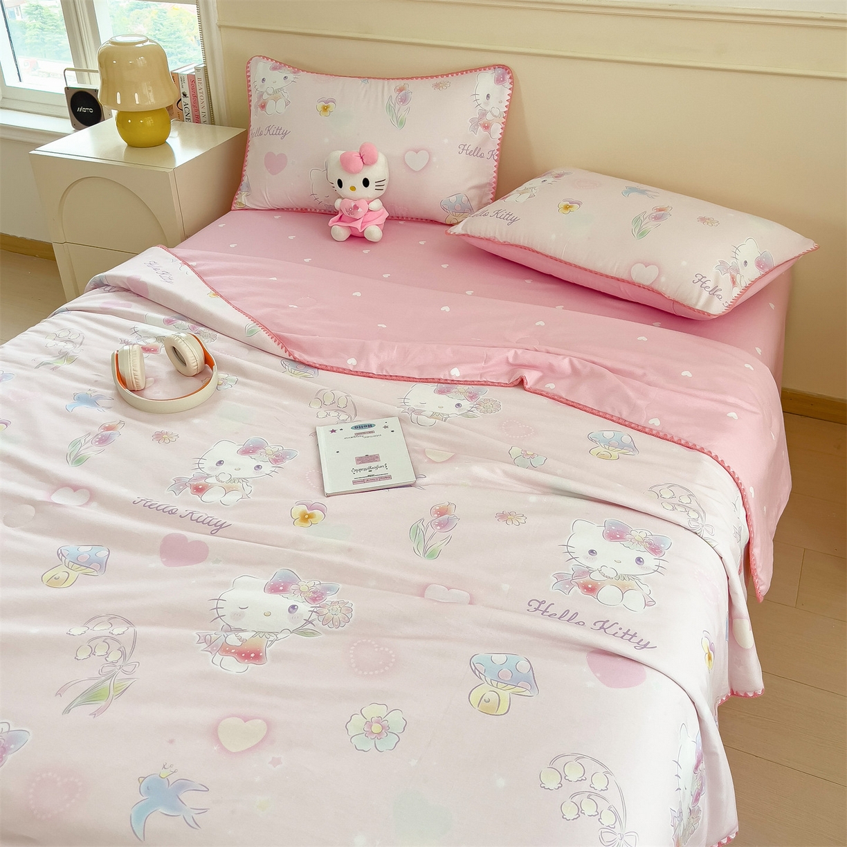 91家纺网 家纺一手货源 找家纺 兄弟坊 2026新款正版授权卡通全棉13370印花夏被夏凉被儿童被 夏被四件套 粉雾凯蒂猫