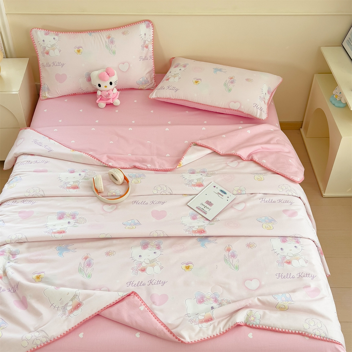 91家纺网 家纺一手货源 找家纺 兄弟坊 2026新款正版授权卡通全棉13370印花夏被夏凉被儿童被 夏被四件套 粉雾凯蒂猫