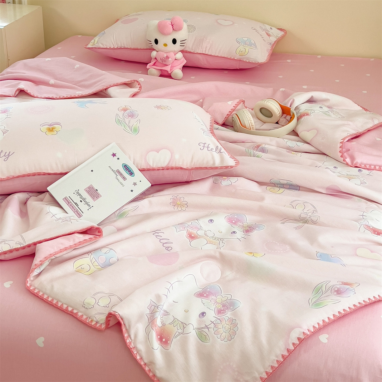 91家纺网 家纺一手货源 找家纺 兄弟坊 2026新款正版授权卡通全棉13370印花夏被夏凉被儿童被 夏被四件套 粉雾凯蒂猫