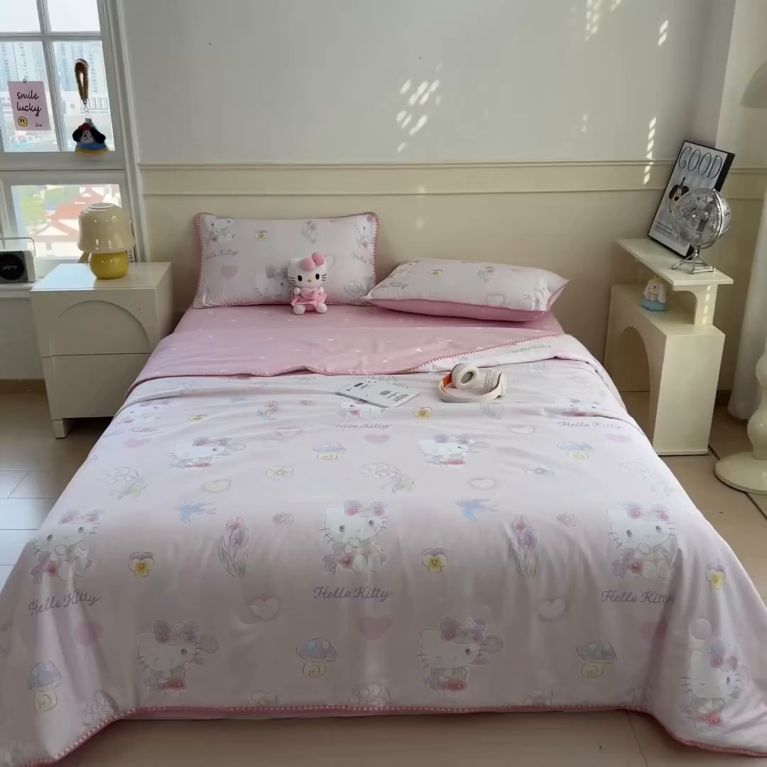 91家纺网 家纺一手货源 找家纺 兄弟坊 2026新款正版授权卡通全棉13370印花夏被夏凉被儿童被 夏被四件套 粉雾凯蒂猫