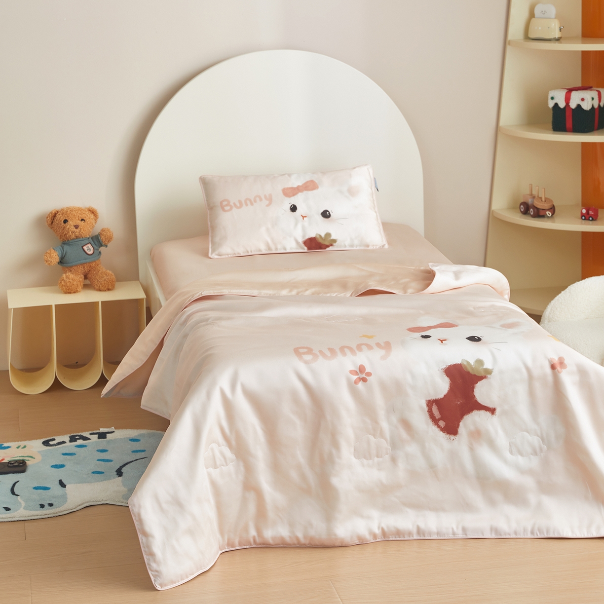 91家纺网 家纺一手货源 找家纺 荷马之梦 2026新款60s兰精天丝原创数码印花山茶花桑蚕丝儿童夏被 番茄兔兔