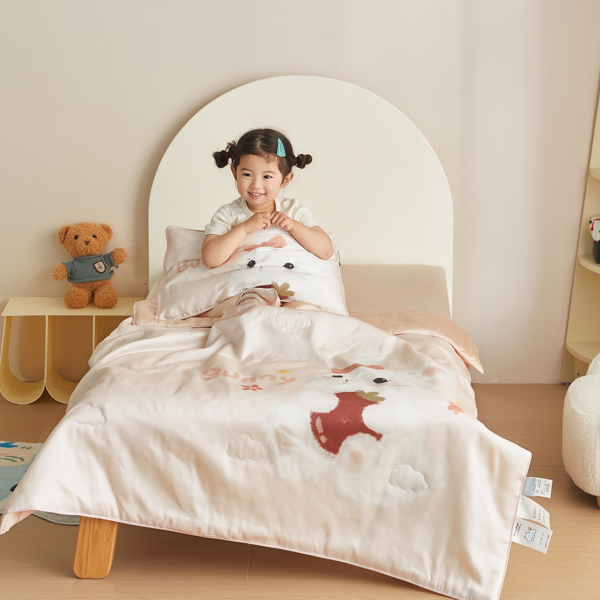 91家纺网 家纺一手货源 找家纺 荷马之梦 2026新款60s兰精天丝原创数码印花山茶花桑蚕丝儿童夏被 番茄兔兔