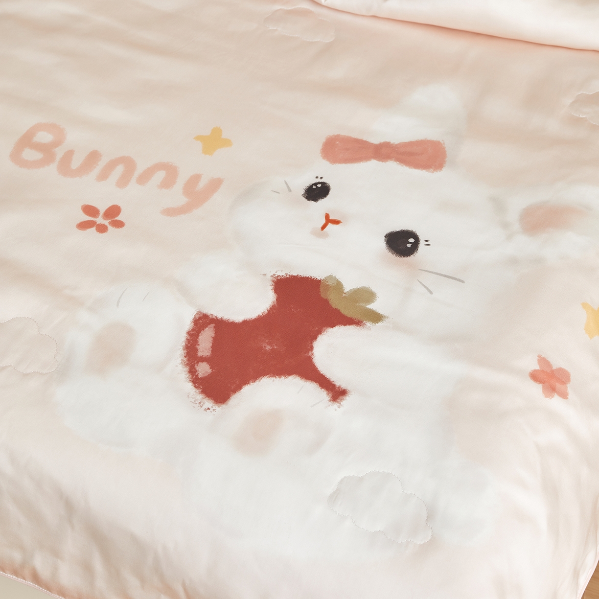 91家纺网 家纺一手货源 找家纺 荷马之梦 2026新款60s兰精天丝原创数码印花山茶花桑蚕丝儿童夏被 番茄兔兔