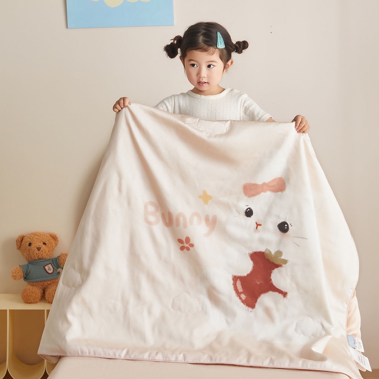 91家纺网 家纺一手货源 找家纺 荷马之梦 2026新款60s兰精天丝原创数码印花山茶花桑蚕丝儿童夏被 番茄兔兔