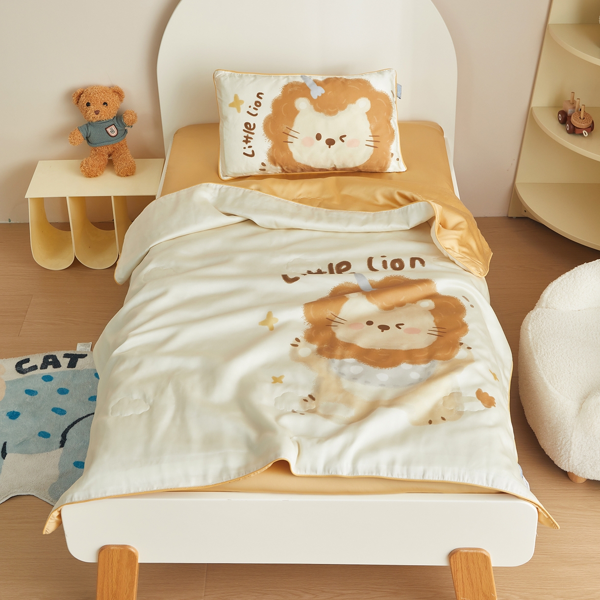 91家纺网 家纺一手货源 找家纺 荷马之梦 2026新款60s兰精天丝原创数码印花山茶花桑蚕丝儿童夏被 馋嘴小狮