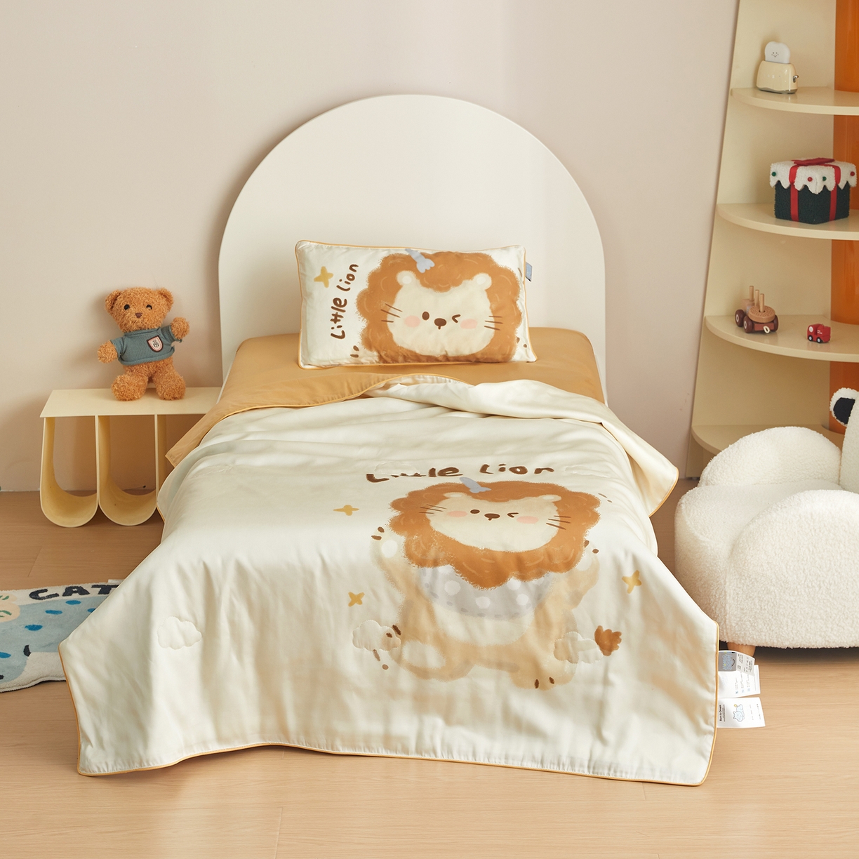 91家纺网 家纺一手货源 找家纺 荷马之梦 2026新款60s兰精天丝原创数码印花山茶花桑蚕丝儿童夏被 馋嘴小狮