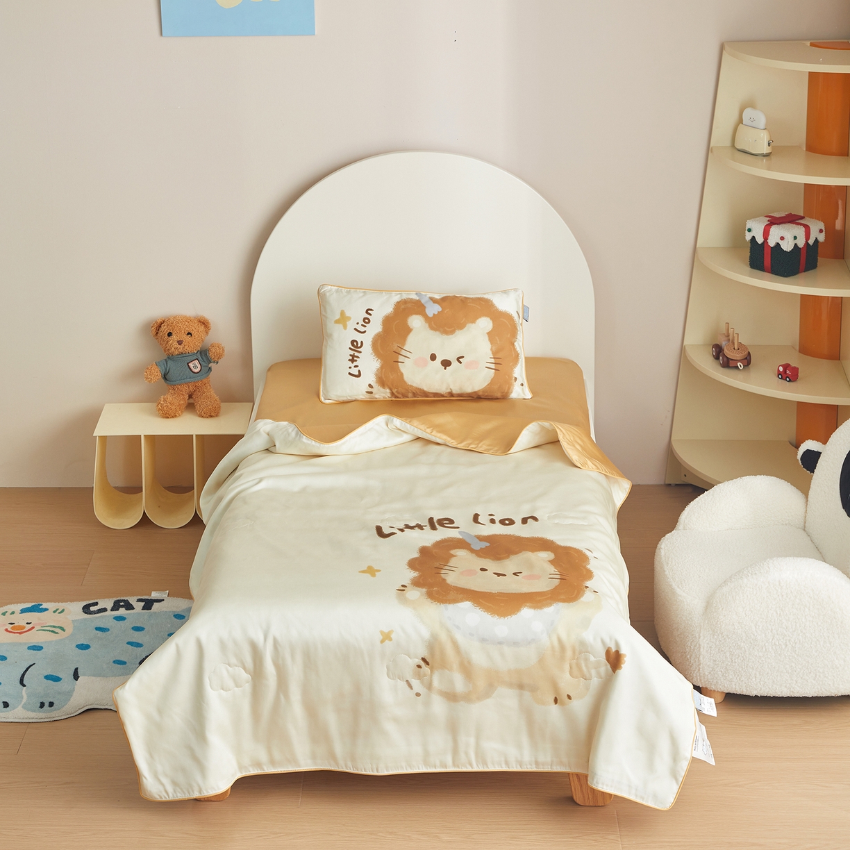 91家纺网 家纺一手货源 找家纺 荷马之梦 2026新款60s兰精天丝原创数码印花山茶花桑蚕丝儿童夏被 馋嘴小狮