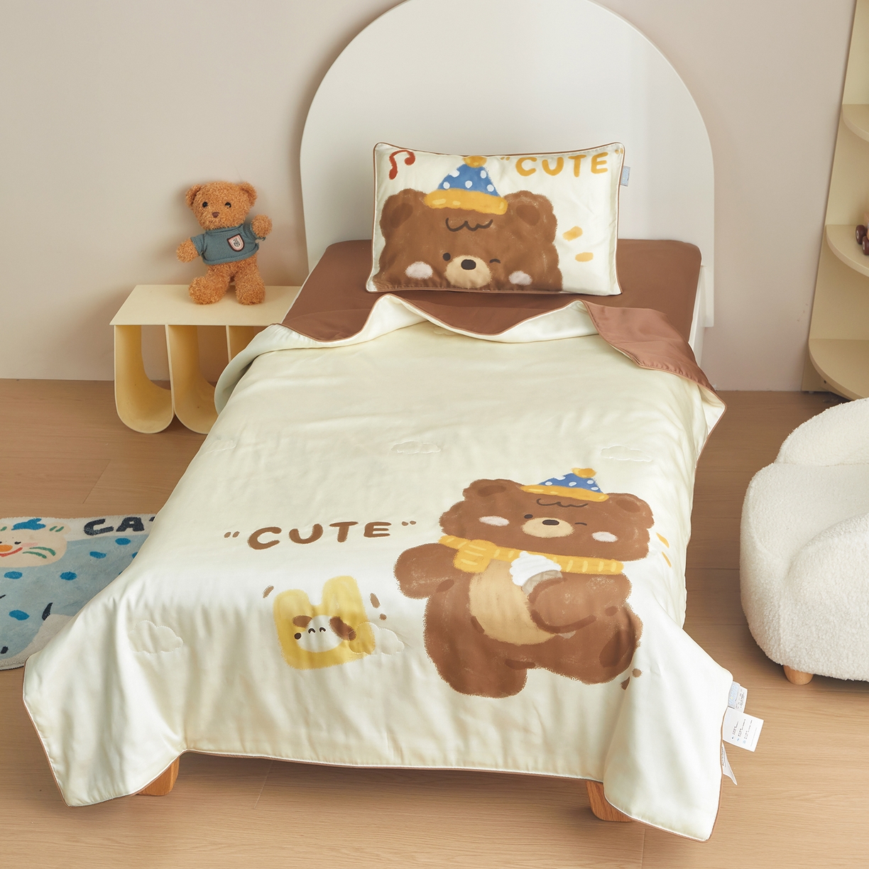 91家纺网 家纺一手货源 找家纺 荷马之梦 2026新款60s兰精天丝原创数码印花山茶花桑蚕丝儿童夏被 糯糯小熊