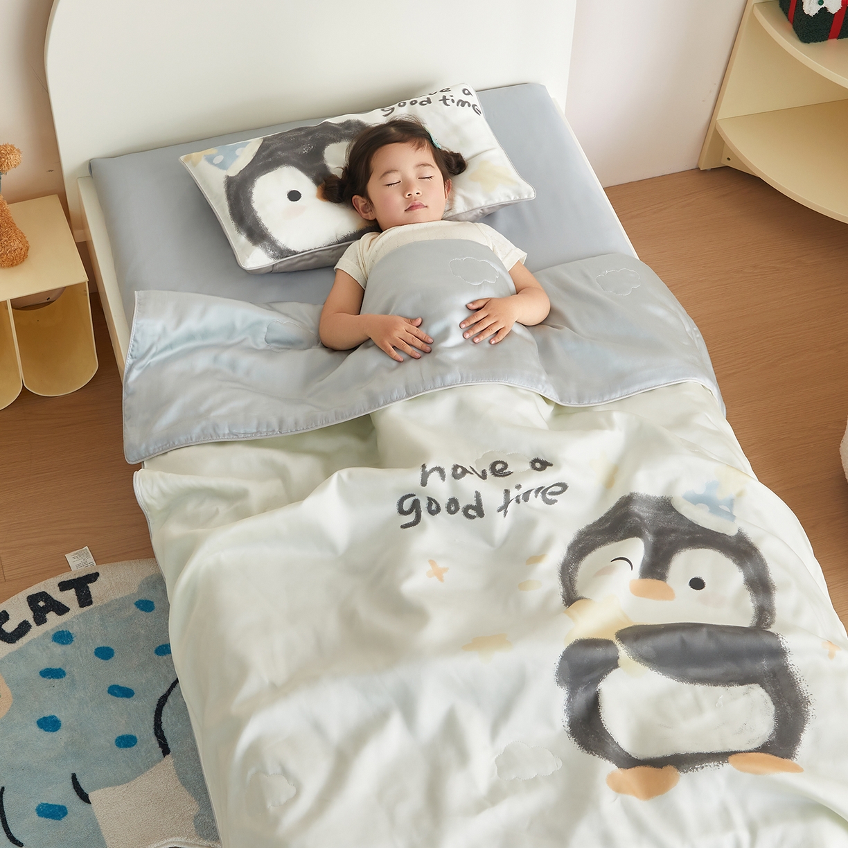 91家纺网 家纺一手货源 找家纺 荷马之梦 2026新款60s兰精天丝原创数码印花山茶花桑蚕丝儿童夏被 星星企鹅