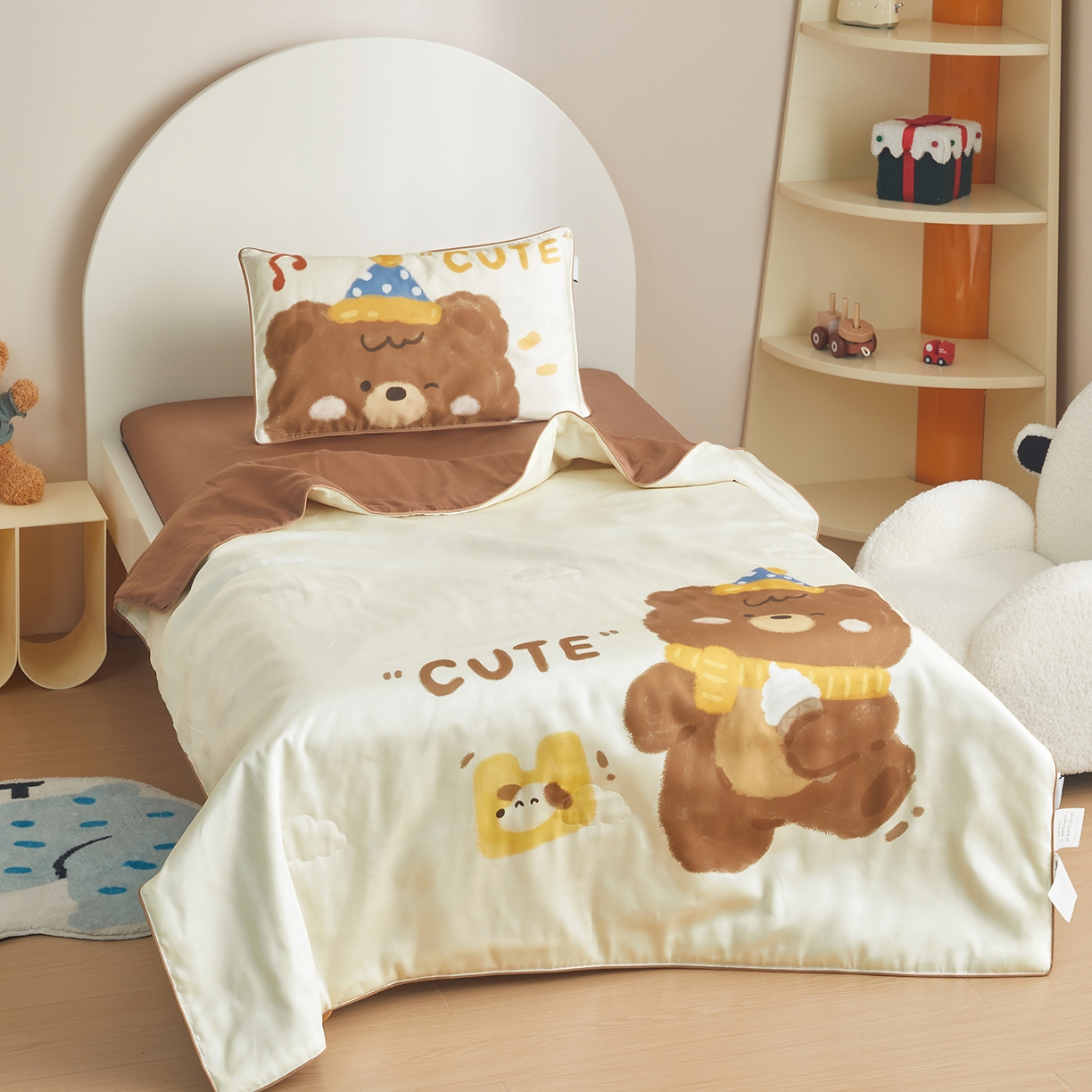 91家纺网 家纺一手货源 找家纺 荷马之梦 2026新款60s兰精天丝原创数码印花山茶花桑蚕丝儿童夏被 糯糯小熊