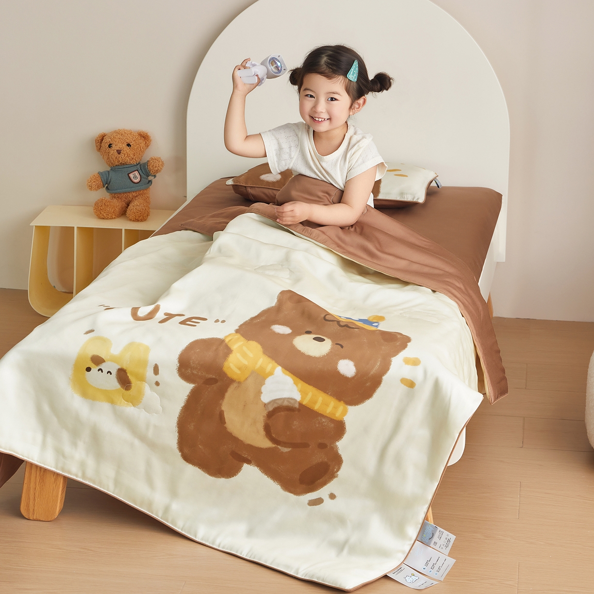 91家纺网 家纺一手货源 找家纺 荷马之梦 2026新款60s兰精天丝原创数码印花山茶花桑蚕丝儿童夏被 糯糯小熊