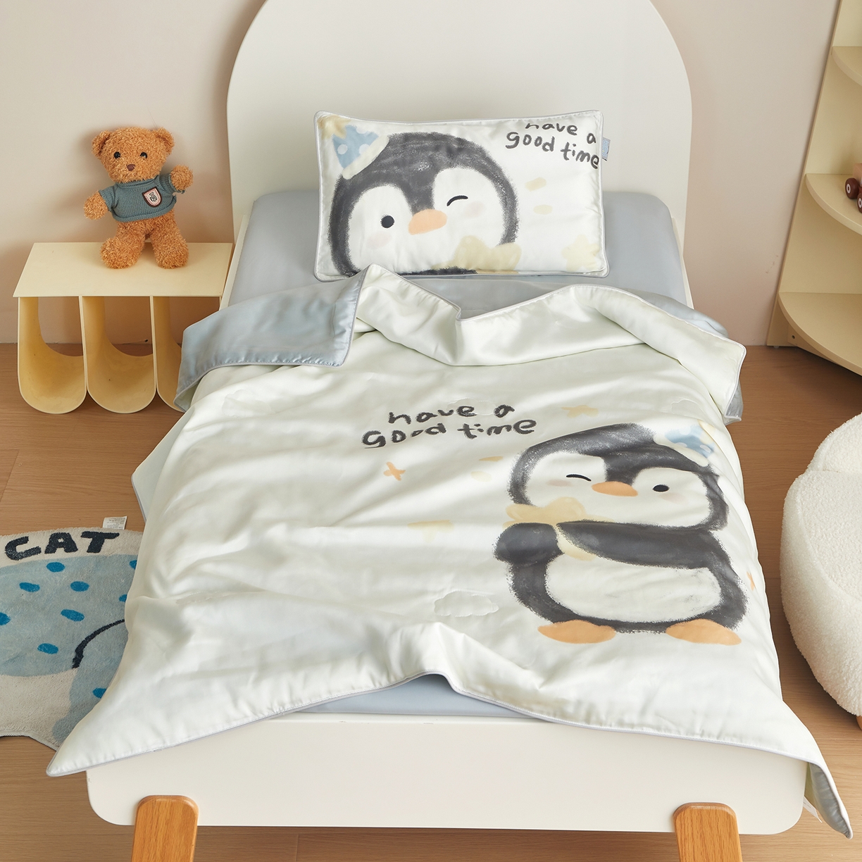 91家纺网 家纺一手货源 找家纺 荷马之梦 2026新款60s兰精天丝原创数码印花山茶花桑蚕丝儿童夏被 星星企鹅