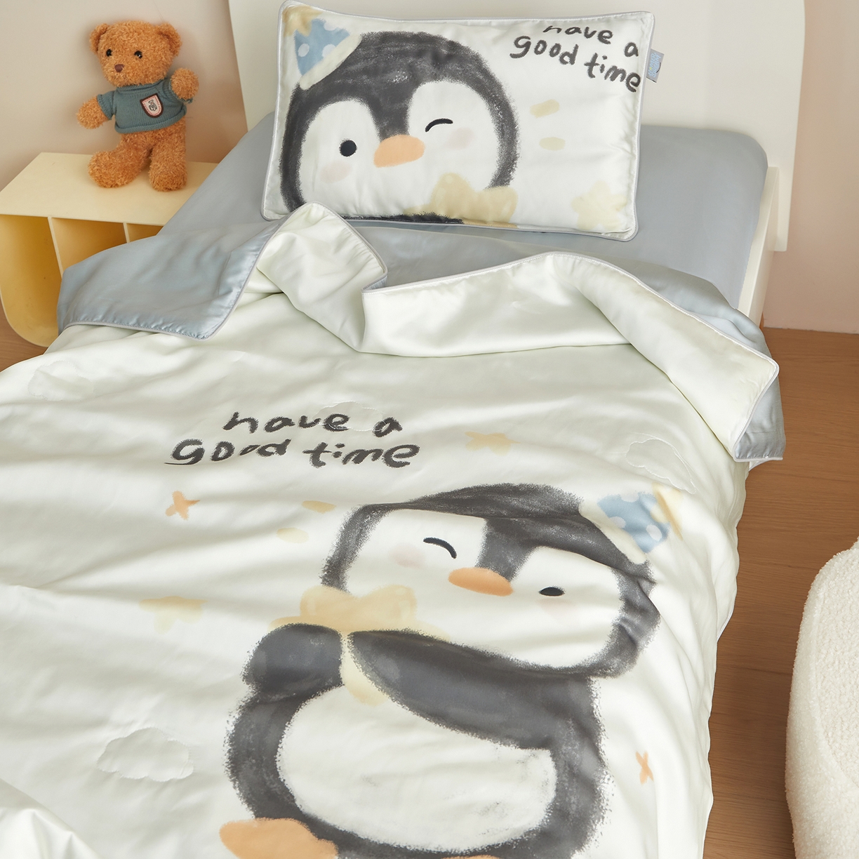 91家纺网 家纺一手货源 找家纺 荷马之梦 2026新款60s兰精天丝原创数码印花山茶花桑蚕丝儿童夏被 星星企鹅