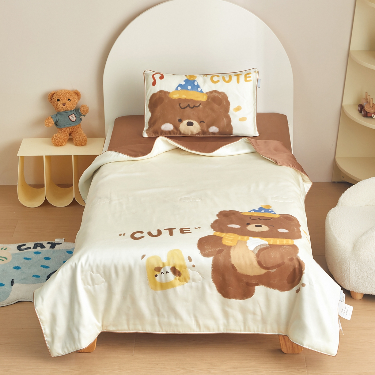 91家纺网 家纺一手货源 找家纺 荷马之梦 2026新款60s兰精天丝原创数码印花山茶花桑蚕丝儿童夏被 糯糯小熊