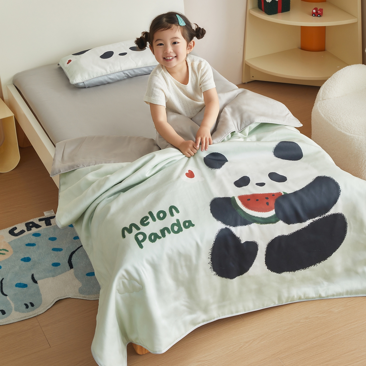 91家纺网 家纺一手货源 找家纺 荷马之梦 2026新款60s兰精天丝原创数码印花山茶花桑蚕丝儿童夏被 西瓜熊猫