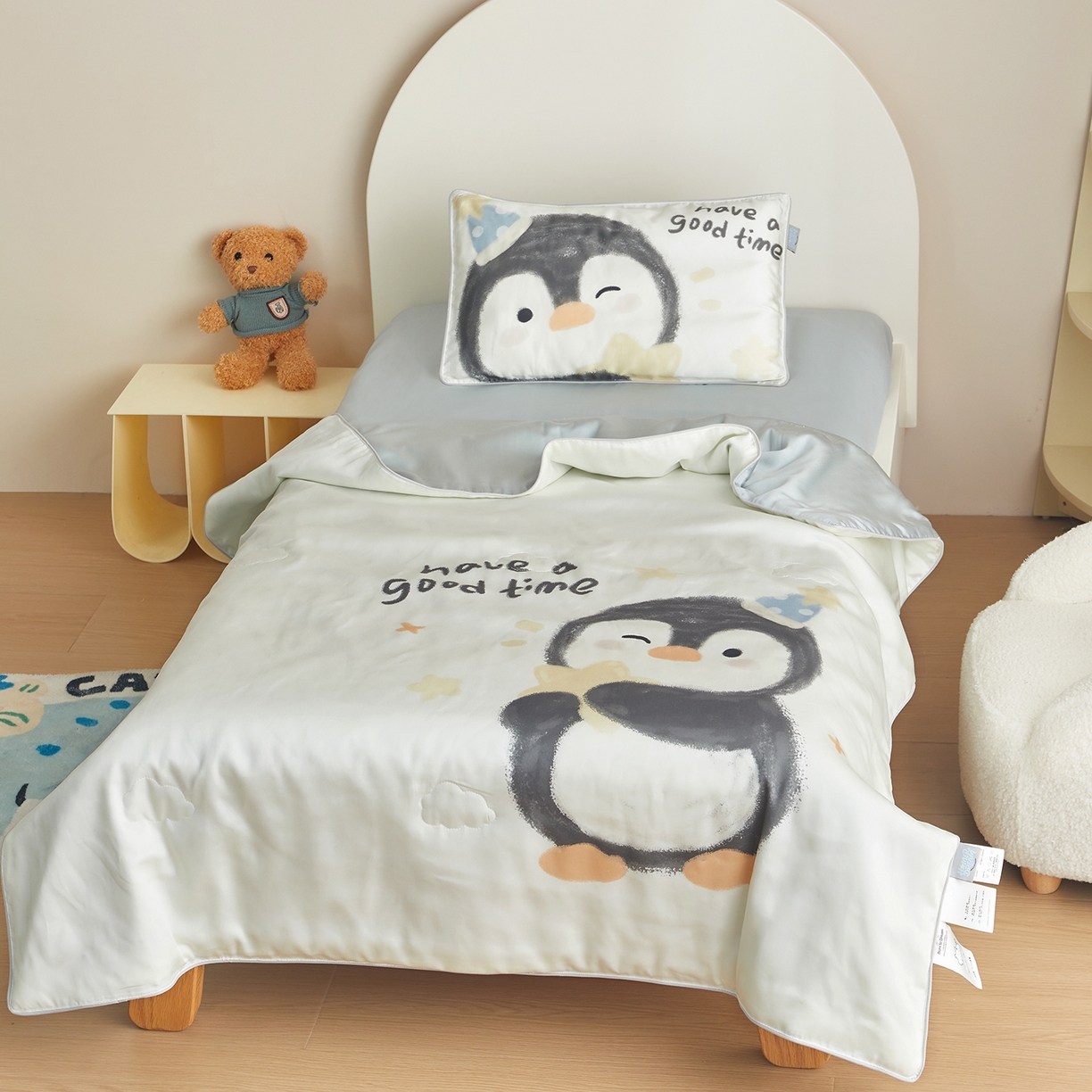 91家纺网 家纺一手货源 找家纺 荷马之梦 2026新款60s兰精天丝原创数码印花山茶花桑蚕丝儿童夏被 星星企鹅